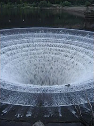 Comment s'appelle ce système permettant la régulation, par débordement, du niveau de l'eau d'un réservoir ou d'un récipient ?