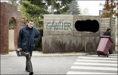 Qu'ont marqué les voisins sur le mur du quartier où réside François Gautier ?