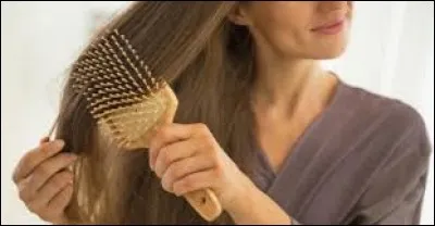 Cathy est en train de _________ ses cheveux.