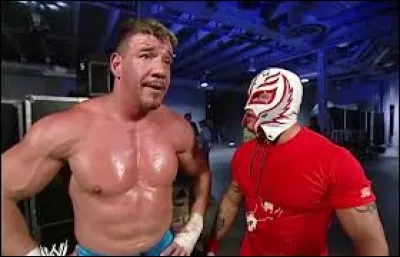 Lequel de ces catcheurs est décédé en 2005 ?