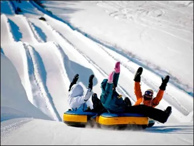 Le match fini tu rejoins ton amie près des gradins pour lui sauter dans les bras, trop heureuse d'avoir gagné ! Tu sais que le prochain match est pour bientôt mais c'est enfin l'heure des vacances d'hiver.
Où vas-tu cette année ?
