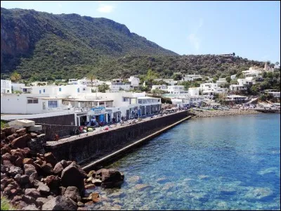 Quel chanteur interprète le titre "Belle-Île-en-Mer, Marie-Galante" ?