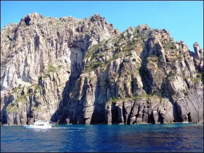 Quel romancier est l'auteur de "L'Île au Trésor" ?