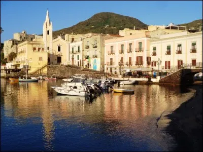 Quelle île doit son surnom d'"Île rouge" à sa terre et à ses formations géologiques de couleur ocre ?