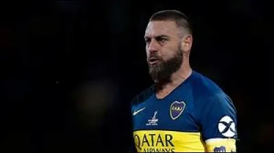 Où joue ce joueur de foot ?