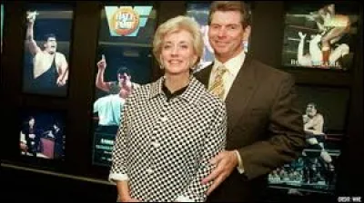 Qui est le fils du propriétaire de la World Wrestling Entertainment, Vince McMahon et de Linda McMahon ?