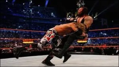 Quel catcheur a pour prise de finition le célèbre spear ?