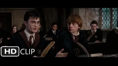 Pourquoi un moment pendant le 1er cours avec le professeur Ombrage, Harry se fait-il gronder et coller en retenue par ombrage ?