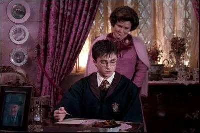 Harry est convoqué dans le bureau du professeur Ombrage pour effectuer sa retenue. Que doit écrire Harry comme phrase sur sa feuille en faisant des centaines de lignes ?