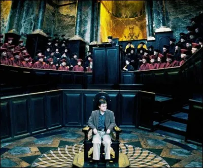 Quelle est la date du procès où Harry doit se rendre au Ministère de la Magie avec Arthur Weasley afin d'assister à son procès pour infraction à la loi des sorciers ?