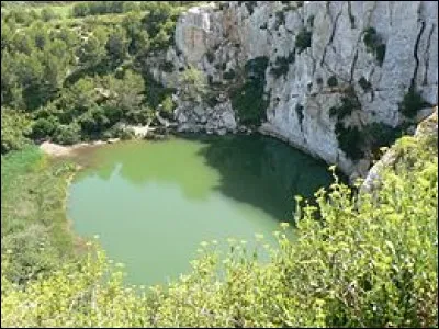 Le gouffre de l'il doux est un cénote situé sur la commune de Fleury dans le massif de la Clape, Retrouvez son département.