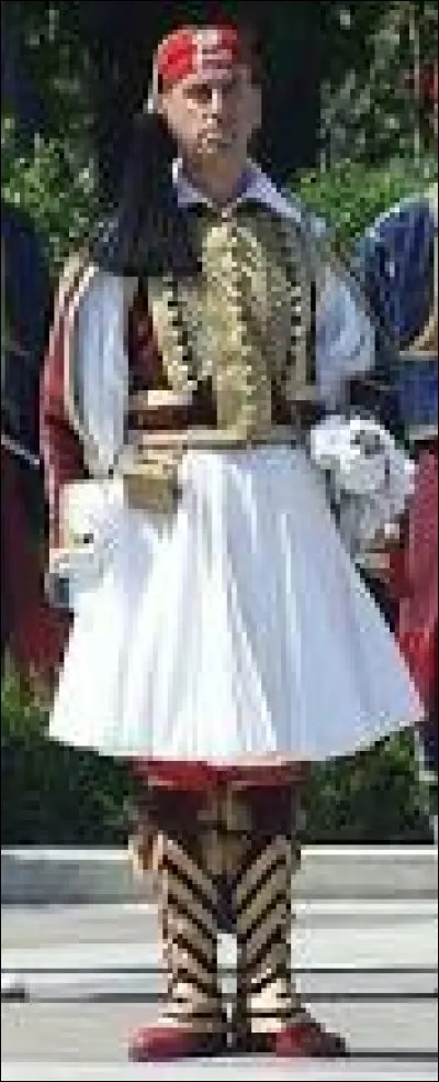 Définition du dictionnaire : court jupon masculin, tuyauté et empesé, qui fait partie du costume national grec. C'est une ...