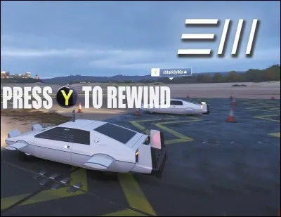 Quelle licence a instauré la mécanique du "Rewind" dans ses jeux de course ?