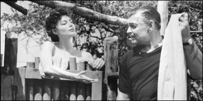 Victor Marswell capture des animaux africains pour les zoos et dirige des safaris. Arrive une Américaine, Eloise. Quel est ce film de John Ford avec Clark Gable, Ava Gardner et Grace Kelly ?