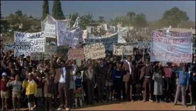 A Johannesburg, en 1976. Ben du Toit, Afrikaner, professeur d'histoire, voit son jardinier noir, Gordon, et son jeune fils Jonathan, être arrêtés, et tués. Quel est ce film sur l'Afrique du Sud de l'Apartheid, avec Donald Sutherland et Susan Sarandon ?