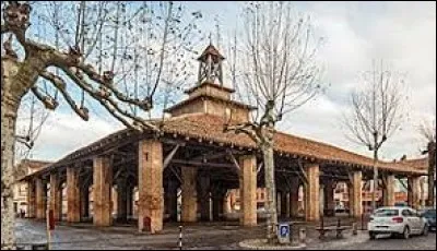 Je vous propose de faire une halte devant les halles de Grenade, en Occitanie. Ville de l'aire urbaine Toulousaine, dans le pays de Rivière-Verdun, elle se situe dans le département ...