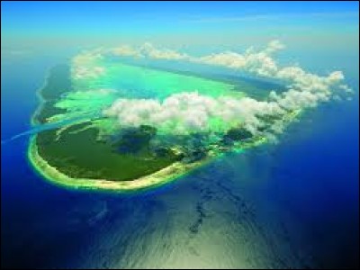 Type d'île corallienne basse des océans tropicaux, composé d'un récif barrière, d'un ou plusieurs îlots appelés motu formés par accumulation de sable à l'arrière de ce récif, et entourant une dépression centrale porte le nom ...