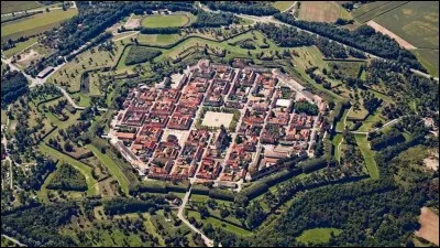 Cette ville, cr&eacute;&eacute;e ex nihilo par Vauban en 1697 dans la plaine d'Alsace, c'est ...