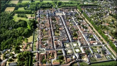 Cette ville neuve, &eacute;difi&eacute;e entre 1631 et 1642 aux confins de la Touraine et du Poitou, qui porte l'empreinte de son fondateur et commanditaire, le cardinal de Richelieu, s'articule autour de deux places, la place Royale et la place du Cardinal. Quelle est cette petite ville ?