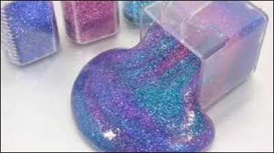 C'est une pâte gluante visqueuse, souvent colorée et très malléable.