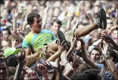 C'est le nom de l'action qui consiste, pour une personne, à sauter ou à se laisser tomber depuis la scène.