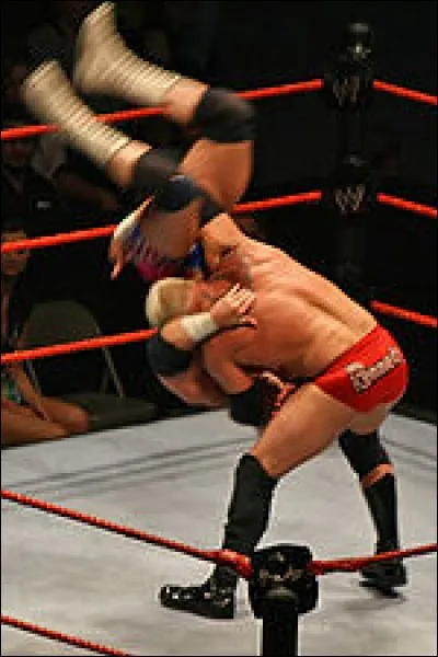 Dans la catch, comment s'appelle l'action de soulever son adversaire et de le jeter à terre?