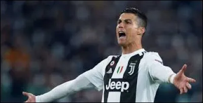 Très charismatique ! L'homme de tous les records ! Qui est ce footballeur populaire ?