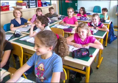 Dans la classe, le maître s'est trompé au tableau. Que fais-tu ?