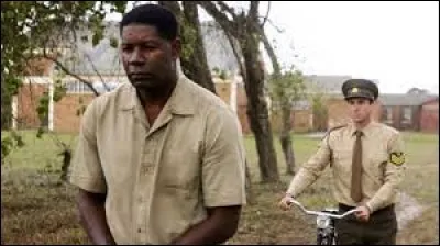 Le film retrace la vie de James Gregory (Joseph Fiennes), un Sud-Africain blanc, gardien de prison responsable de Nelson Mandela (Dennis Haysbert), depuis l'incarc&eacute;ration de ce dernier au p&eacute;nitencier de Robben Island &agrave; sa lib&eacute;ration en 1990 : c'est ...