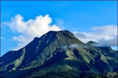 La montagne Pel&eacute;e se trouve en Martinique.