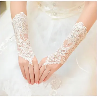 Que tient la mariée entre ses mains quand elle entre dans la salle ?