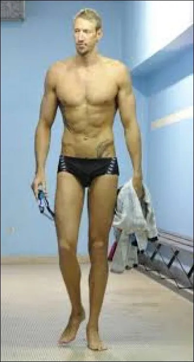 Qui est ce célèbre nageur en slip de bain ?