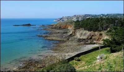 La côte d'Émeraude est située à cheval entre...