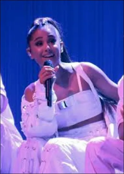 Quand a-t-elle lancé sa chaîne Youtube et sa carrière musicale ?