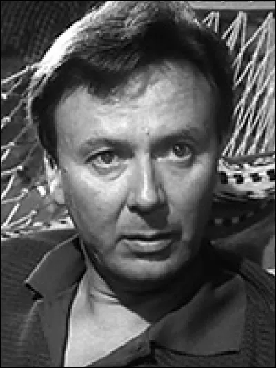 Venu au cinéma après une carrière à la radio, on l'a vu dans "Un taxi pour Tobrouk", "Le cave se rebiffe" ou encore "Mélodie en sous-sol" : c'est ...