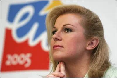 Kolinda Grabar-Kitarovic fut élue présidente de son pays le 11 janvier 2015. Elle est la première femme à la tête de cet état européen. Diplômée de langues étrangères et relations internationales, elle fut également la première femme ministre des Affaires étrangères de son pays, en l'occurrence :