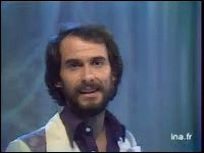 Dans ''Dis oui au maître'', Michel Fugain précisait à l'élève qu'il fallait mettre un accent circonflexe sur le i. À quoi sert l'accent circonflexe dans ce cas ?