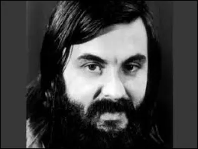 ''Il voyage en solitaire'' est une chanson de Gérard Manset. Quel navigateur solitaire n'a jamais gagné le Vendée Globe ?