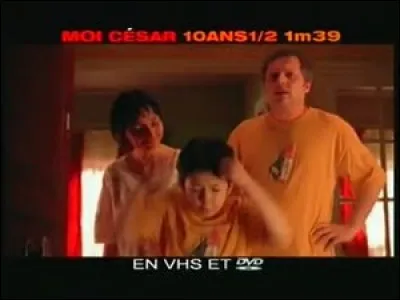 Pourquoi, à un moment donné, y a-t-il des policiers en civil chez lui ?