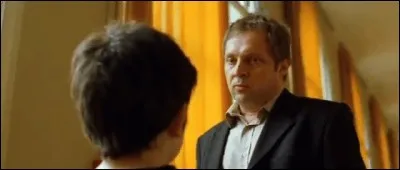 Qu'a-t-il dit au directeur pour que son père lui donne une gifle dans le couloir ?