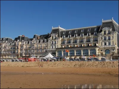 Cette station balnéaire de luxe sur la côte normande, remarquable pour son grand hôtel s'est créée à partir de 1853 : il s'agit de ...
