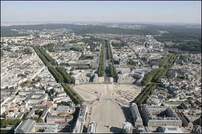 Cette ville, création royale au XVIIe siècle, centre du pouvoir pendant un siècle, c'est ...