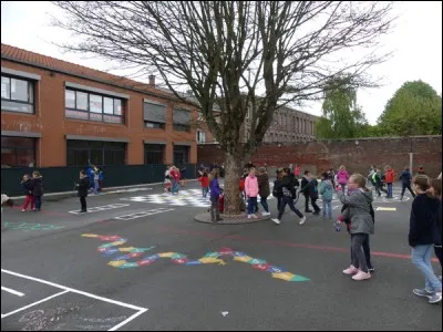 Hier... la... de récré il y avait un chat.