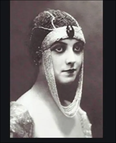 1925- Devenue muse des surréalistes et première vamp du cinéma muet, Musidora a marqué son époque par son regard, sa silhouette et sa gestuelle bien à elle. Quels furent ses débuts avant d'être remarquée par Louis Feuillade, directeur artistique de la Société Gaumont ?