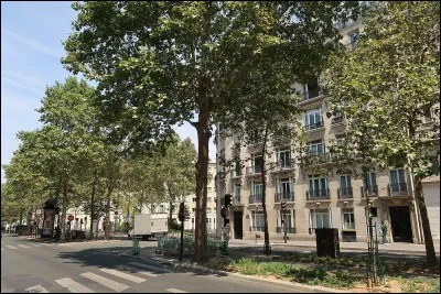 Qui est l'auteur de "Hurrah Zara" et de "Adios Tierra del Fuego" ?