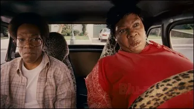 Pourquoi cette femme n'arrête-t-elle pas de crier sur ce monsieur quand elle monte dans la voiture ?