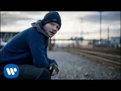Sur cette image, Ed Sheeran chante...