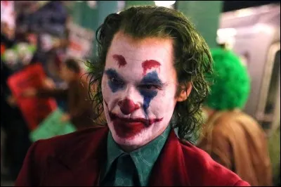 Quel personnage de bande dessinée affiche un sourire permanent ?