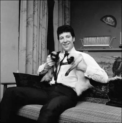 Ce chanteur pose fièrement avec ses deux chats siamois dans chaque bras (1965). 
Indices : chanteur né en 1940 - titres notables : She's A Lady - It's Not Unusual - Sex bomb