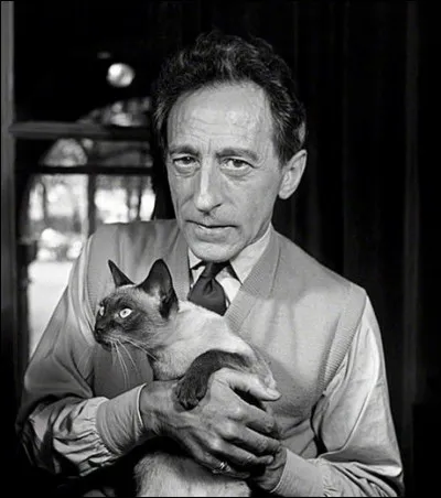 Ce célèbre poète, graphiste, dessinateur, dramaturge et cinéaste français vécut entouré de chats, il appréciait "le caractère insoumis de ces animaux".
Indices : poète né en 1889 - oeuvres notables : Allégories - Le Jeune Homme et la Mort - Orphée